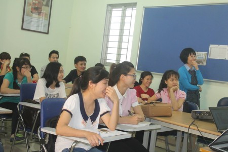 Cô giáo Hàn Quốc tại buổi Khai giảng lớp học